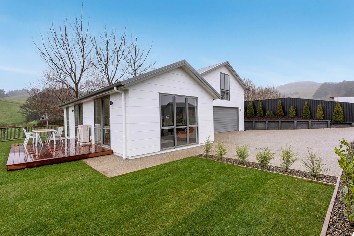 7 Ella Lane, Green Island, Dunedin - Carousel 1
