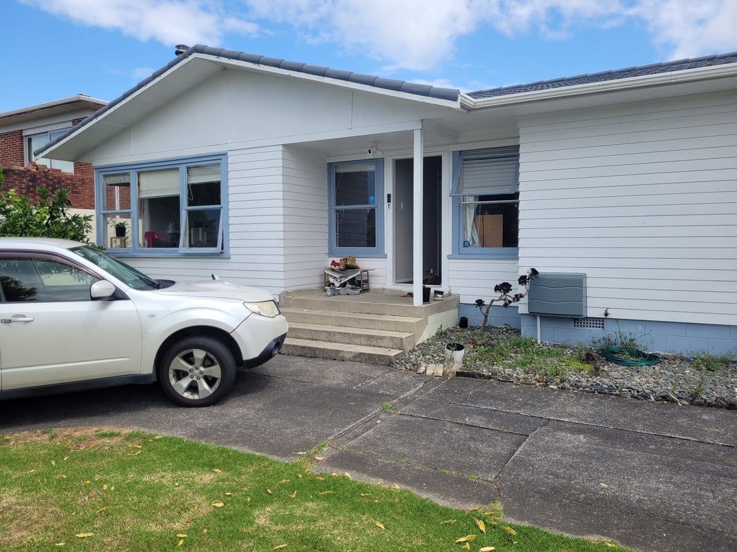 16 Montmere Avenue, Te Atatu Peninsula, Auckland - Carousel 1