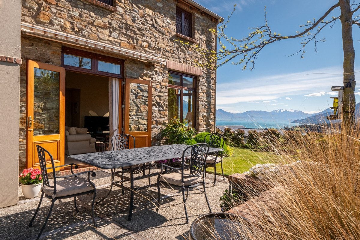 1 Garland Terrace, Kelvin Heights, Queenstown - Carousel 2