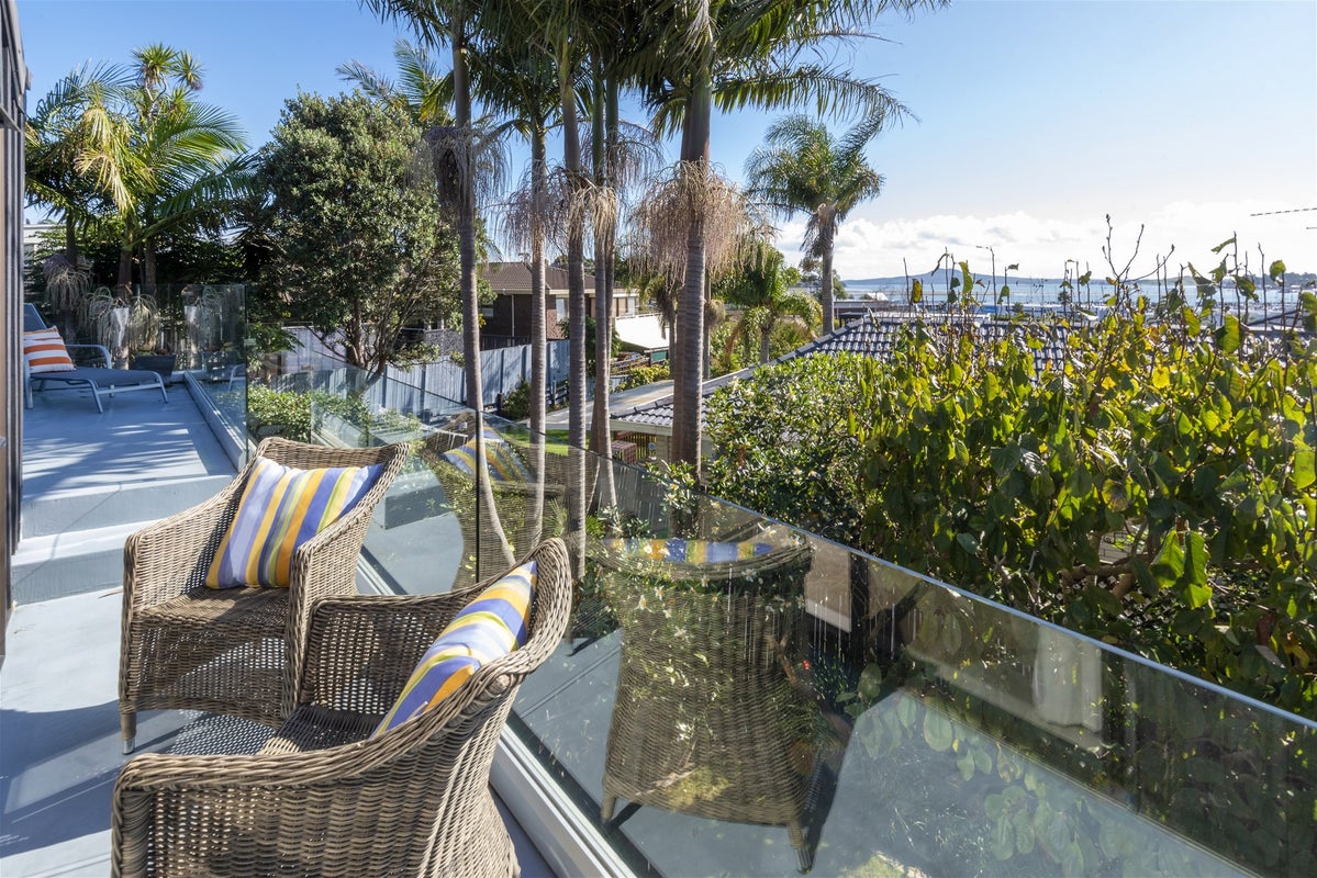 17 Pigeon Mountain Road, Half Moon Bay, Auckland - Carousel 1
