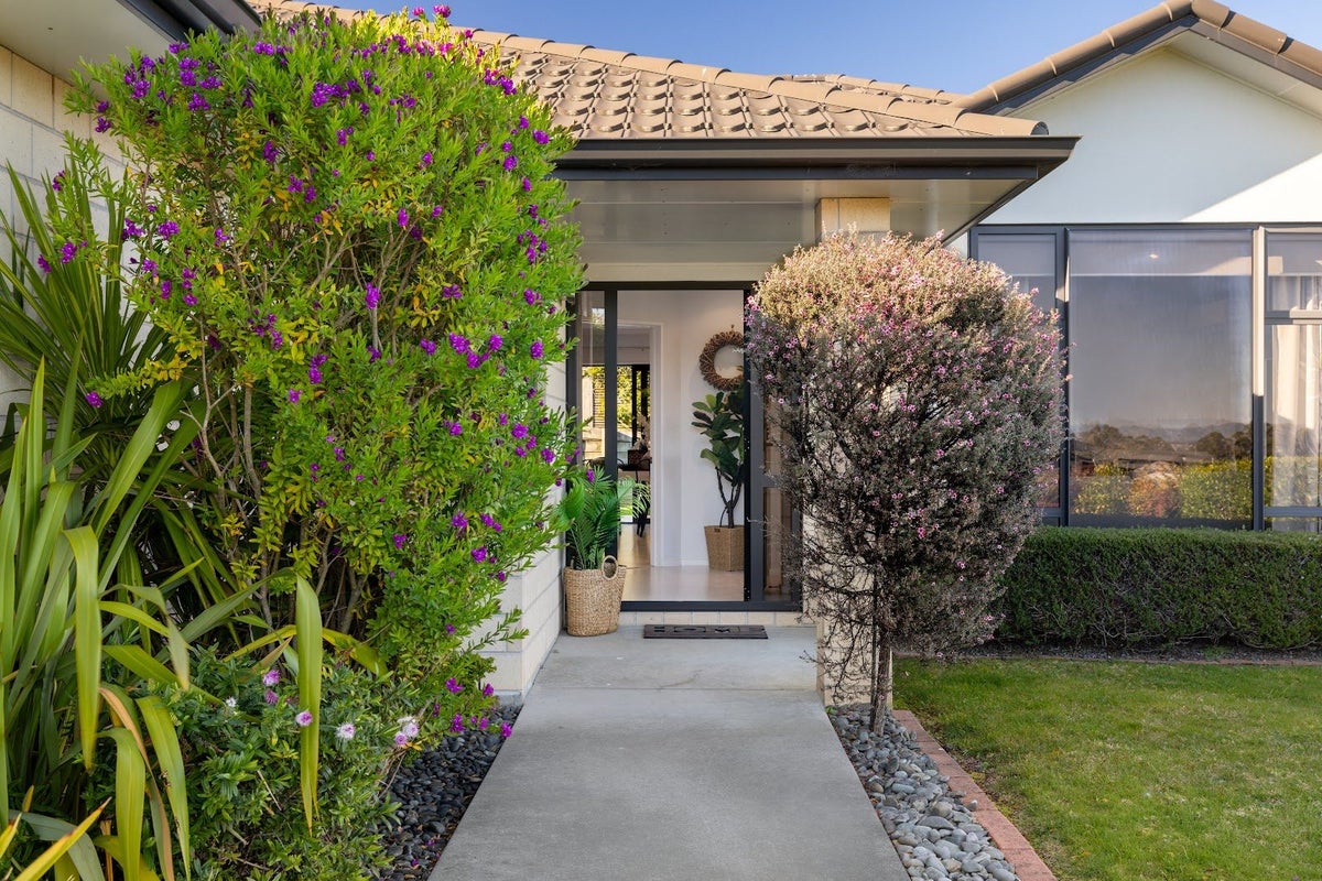 11 Ballintoy Park Drive, Welcome Bay, Tauranga - Carousel 1