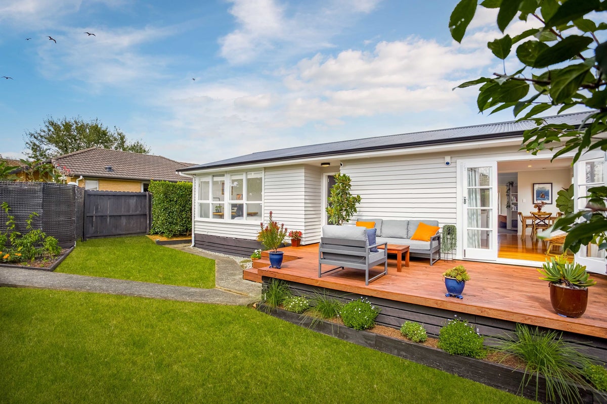 6 Hikurangi Street, Te Atatu Peninsula, Auckland - Carousel 2