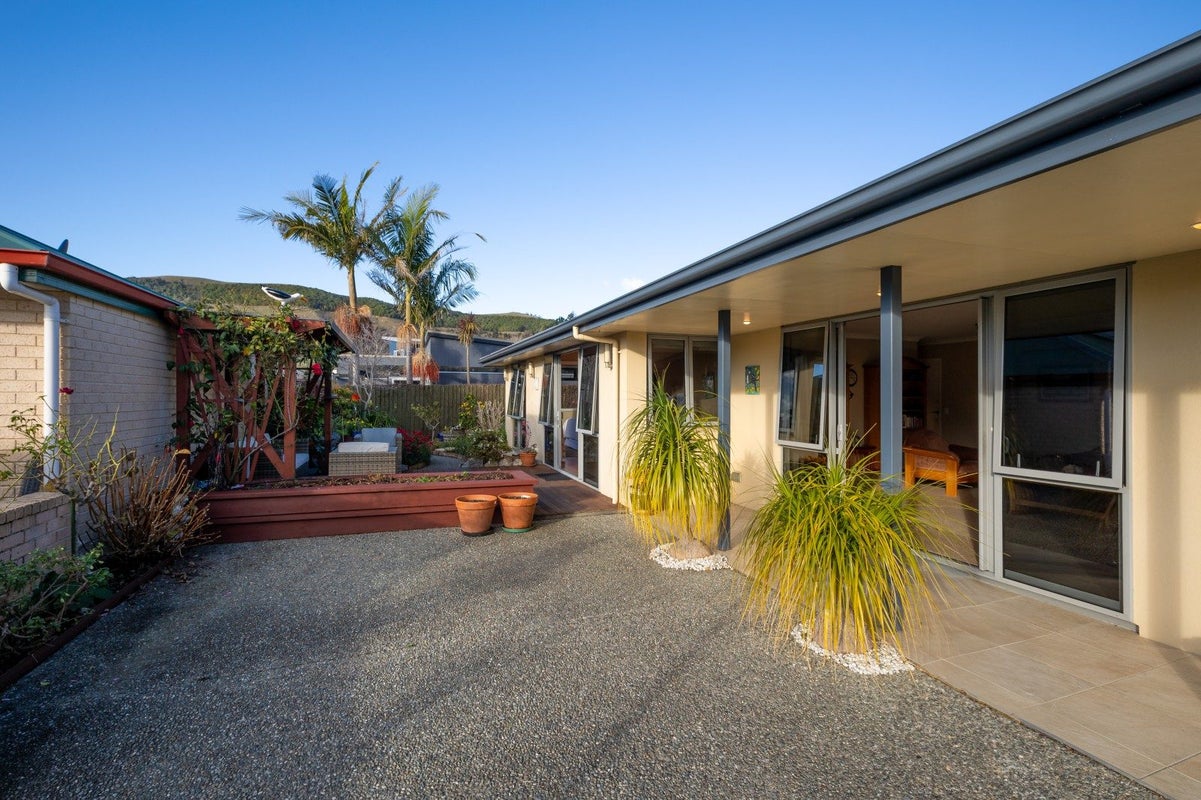3 Cambria Gardens, The Wood, Nelson - Carousel 2