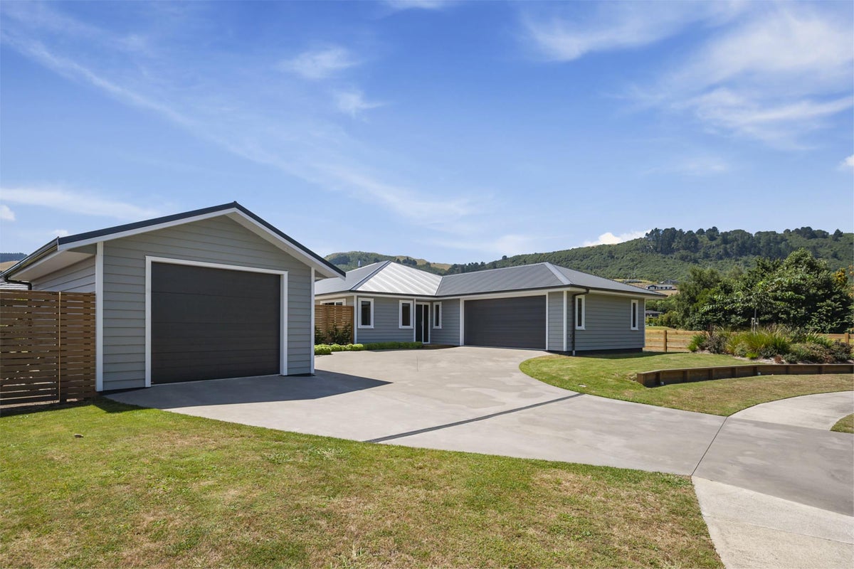 9 Rogers Place, Kinloch, Taupo - Carousel 1