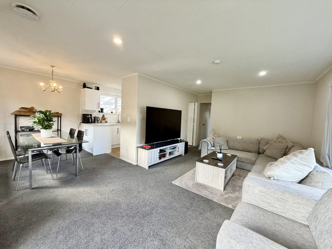 206 California Drive, Totara Park, Upper Hutt - Carousel 2
