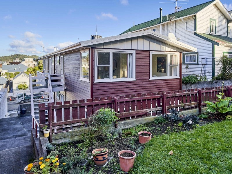2/16 Rolleston Street, Mount Cook, Wellington - Carousel 1