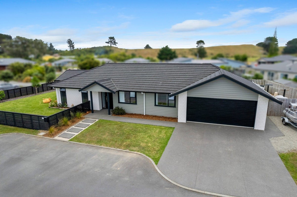 9 Te Harawira Street, Otaki - Carousel 1