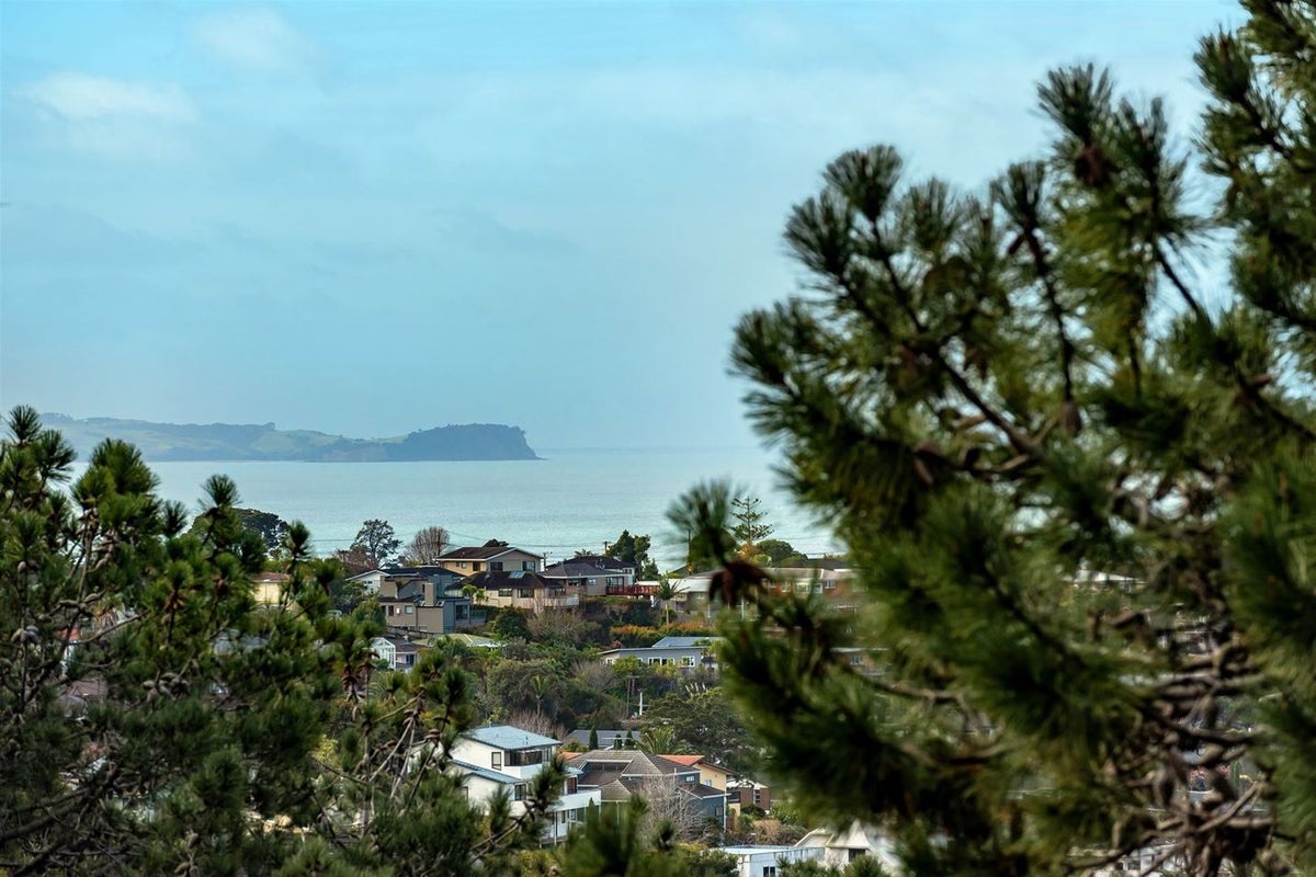 9 Dalmeny Close, Murrays Bay, Auckland - Carousel 2
