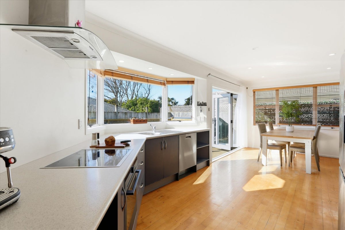 19 Crescent Road, Otumoetai, Tauranga - Carousel 2