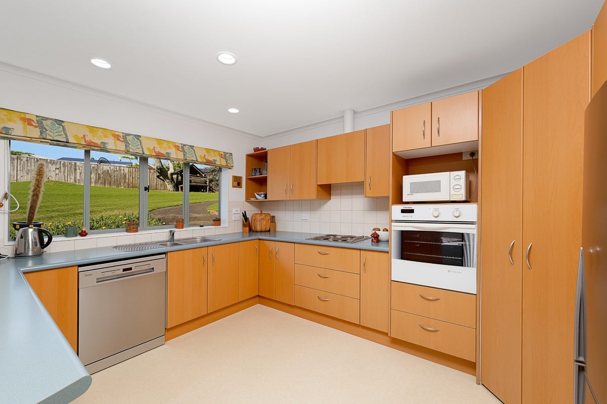 2 Burgundy Park Avenue, Henderson, Auckland - Carousel 2