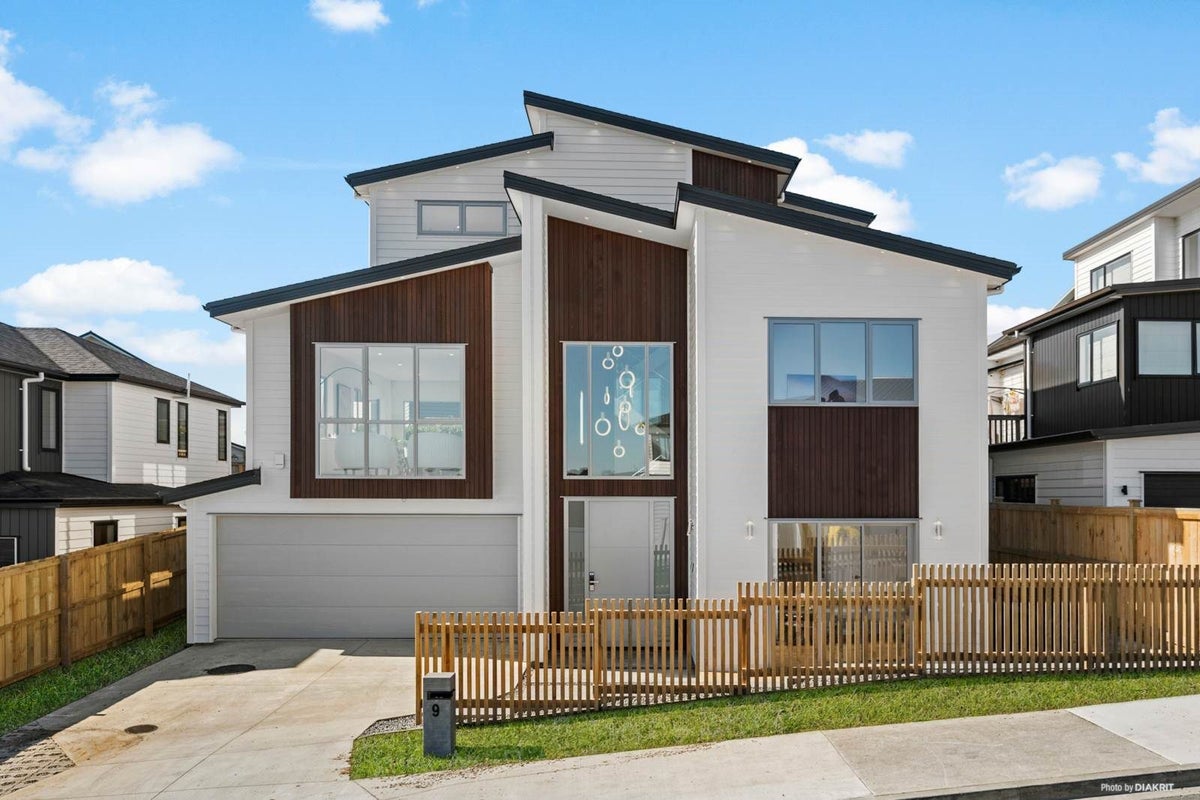 9 Keiha Crescent, Massey, Auckland - Carousel 1
