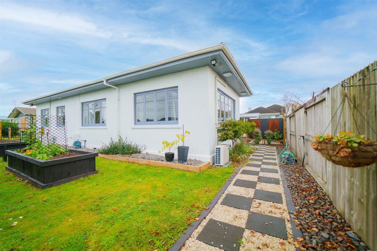 21 Steele Road, Forest Lake, Hamilton - Carousel 1