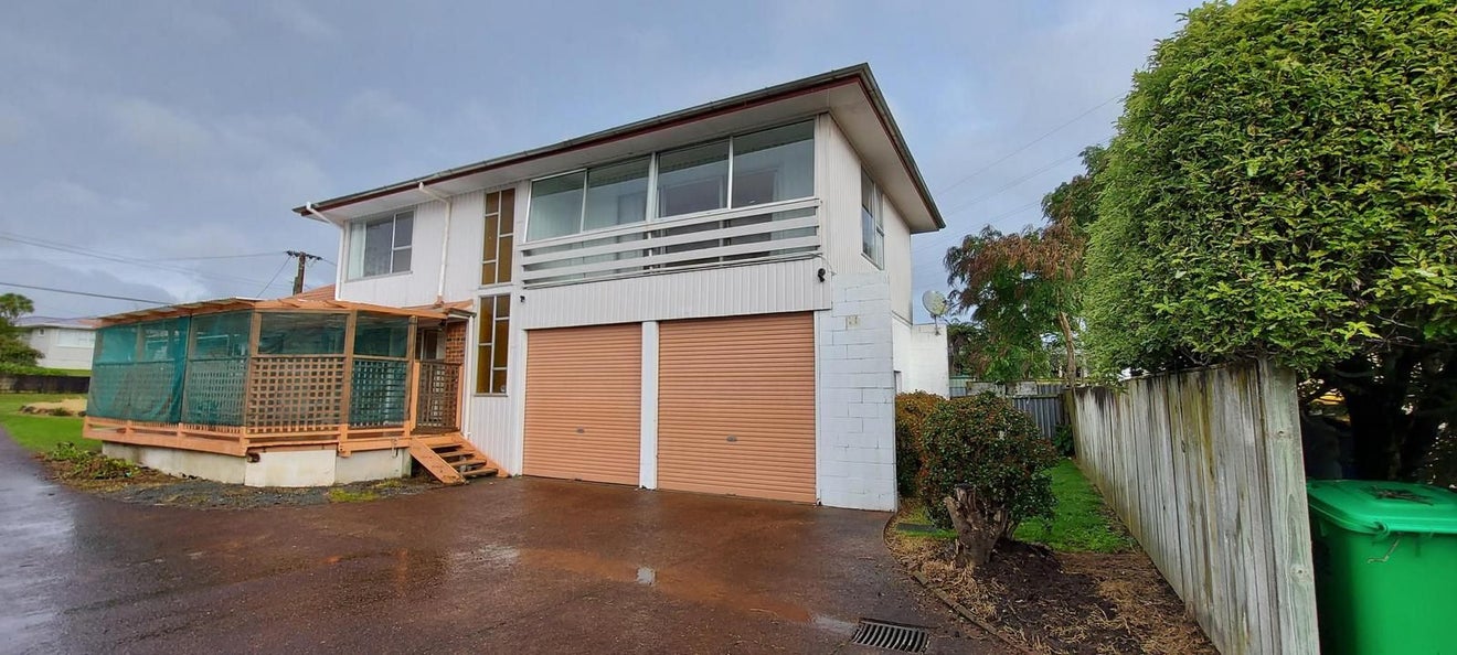 32 Vera Road, Te Atatu South, Auckland - Carousel 1