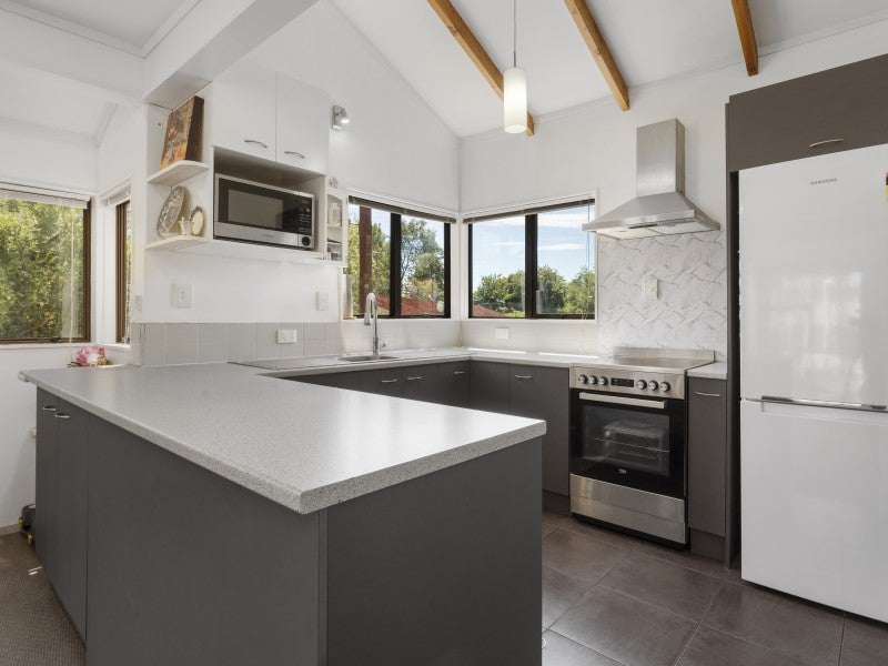 18B Richan Street, Glenview, Hamilton - Carousel 1