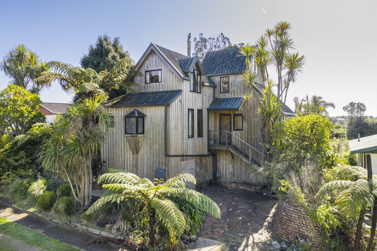 9 Lindaver Grove, Merrilands, New Plymouth - Carousel 1