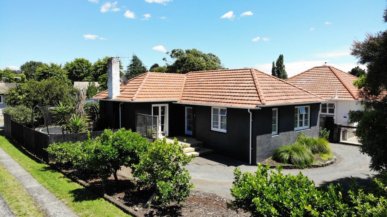 15 Galway Avenue, Hamilton East, Hamilton - Carousel 24