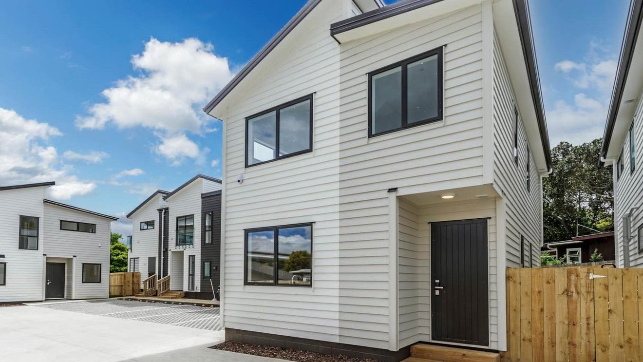 3/58 Sylvan Crescent, Te Atatu South, Auckland - Carousel 1