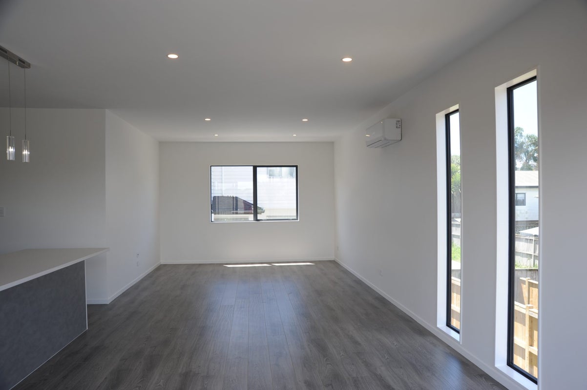 7/11 Oteha Valley Road, Northcross, Auckland - Carousel 2