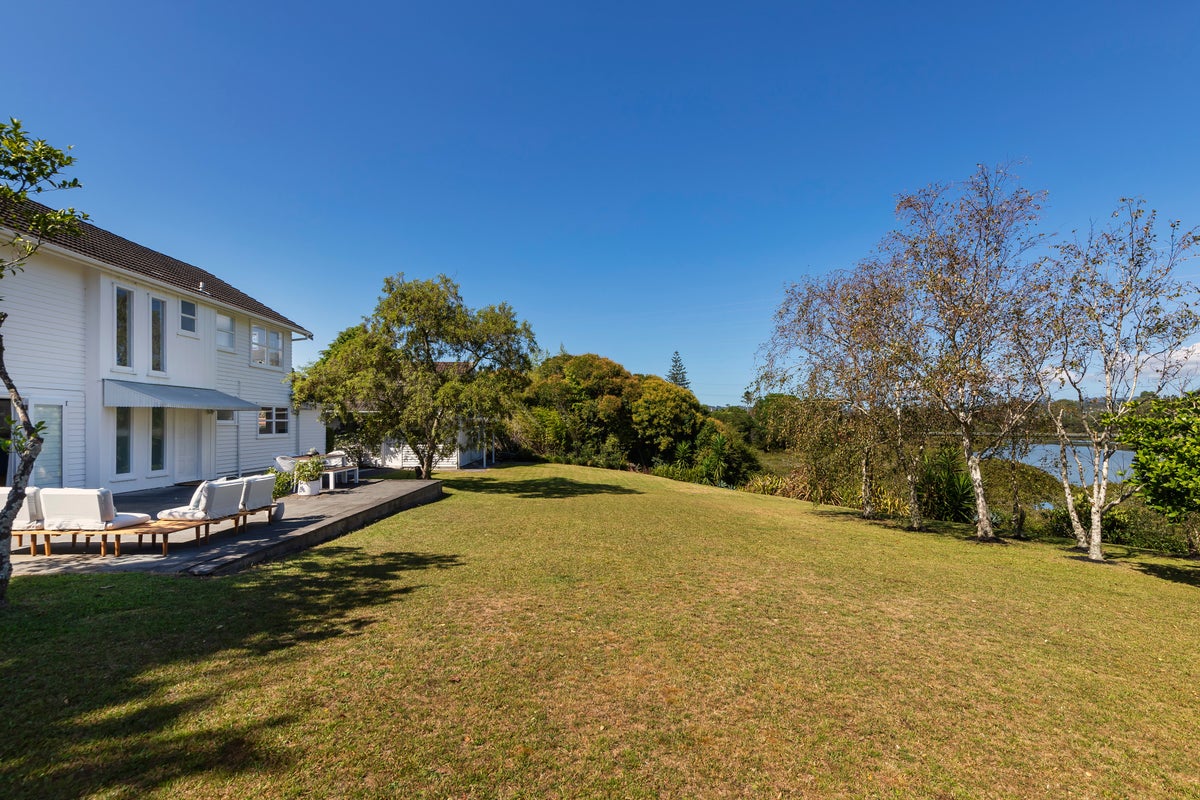 54 Cobham Crescent, Kelston, Auckland - Carousel 1