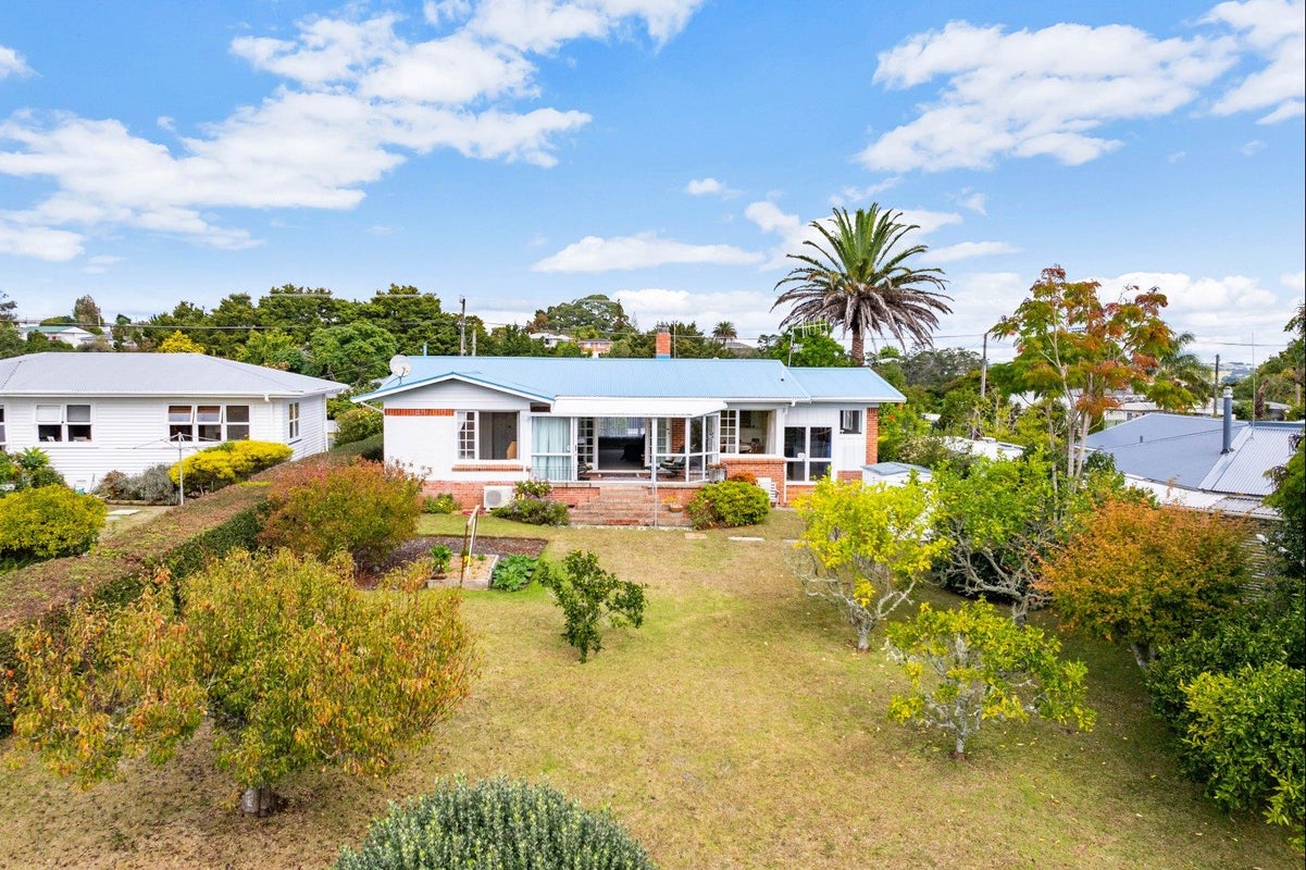 8 George Point Road, Onerahi, Whangarei - Carousel 1