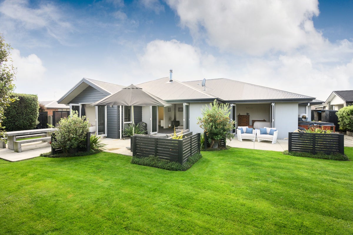 24 Liberty Grove, Kelvin Grove, Palmerston North - Carousel 1
