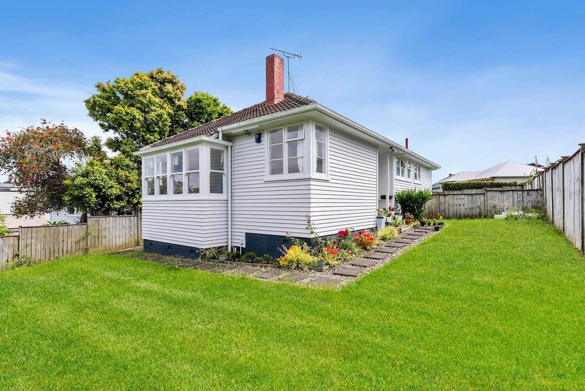 22 Eastview Road, Glen Innes, Auckland - Carousel 1
