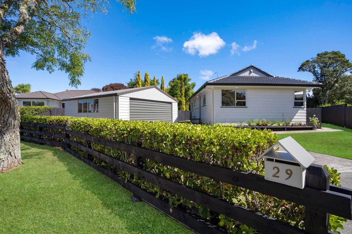 29 Redlands Grove, Swanson, Auckland - Carousel 1