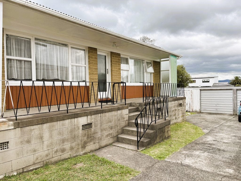 2/102 Te Atatu Road, Te Atatu South, Auckland - Carousel 1