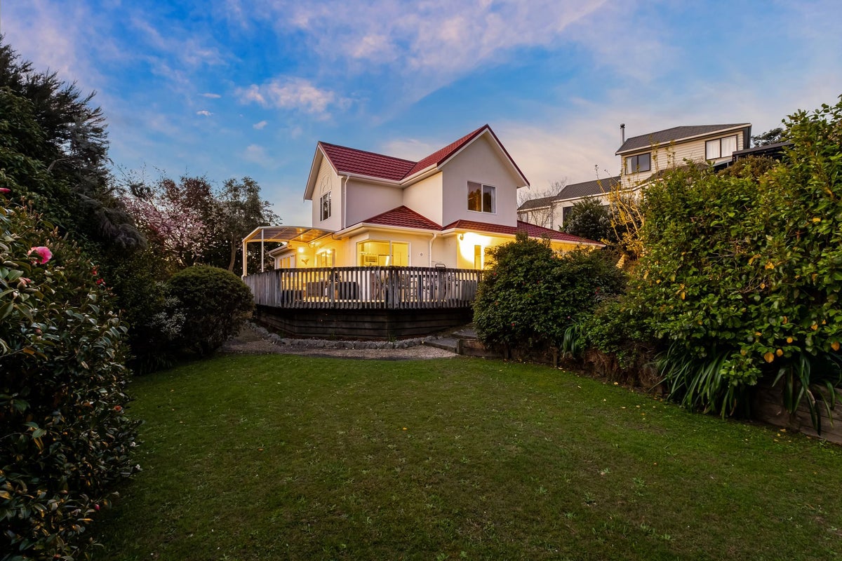 21 Saunders Close, Whitby, Porirua - Carousel 1