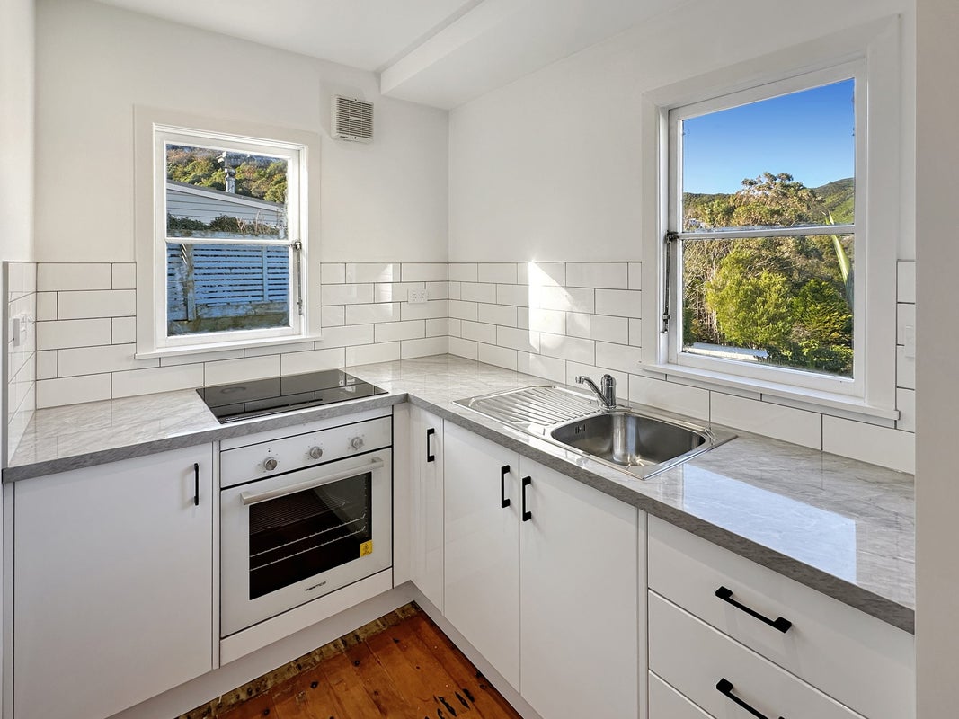 27 Hathaway Avenue, Karori, Wellington - Carousel 1