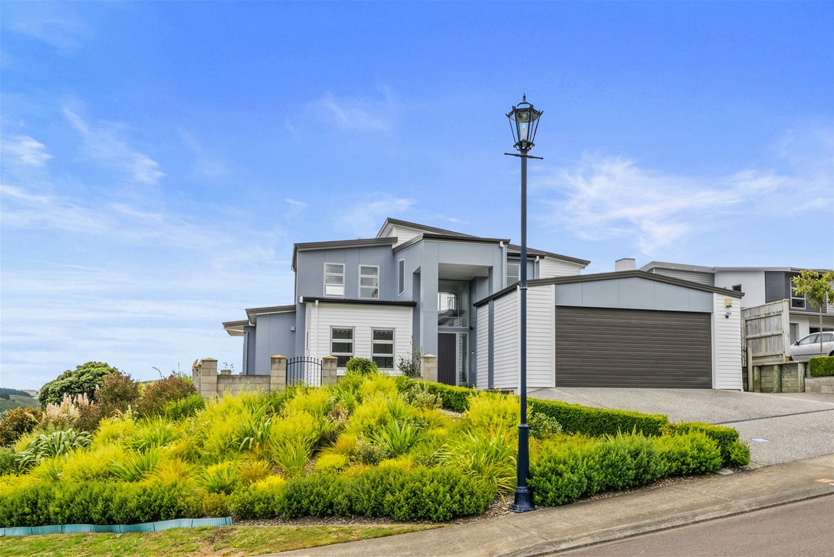 1 Hollyford Place, Aotea, Porirua - Carousel 1