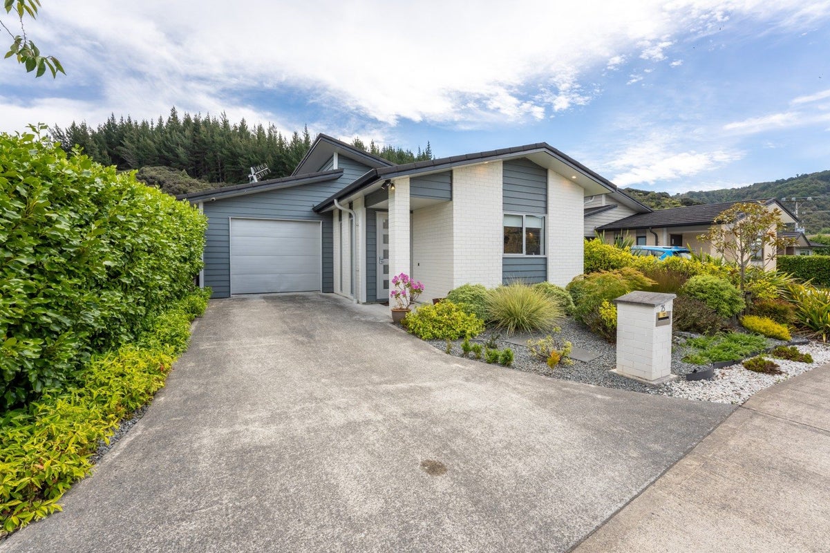 25 Somerby Mews, Silverstream, Upper Hutt - Carousel 1