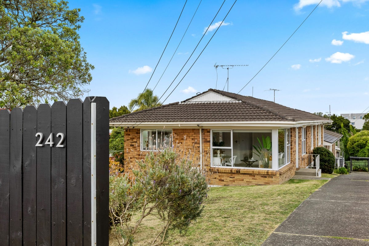 1/242 Onewa Road, Birkenhead, Auckland - Carousel 1