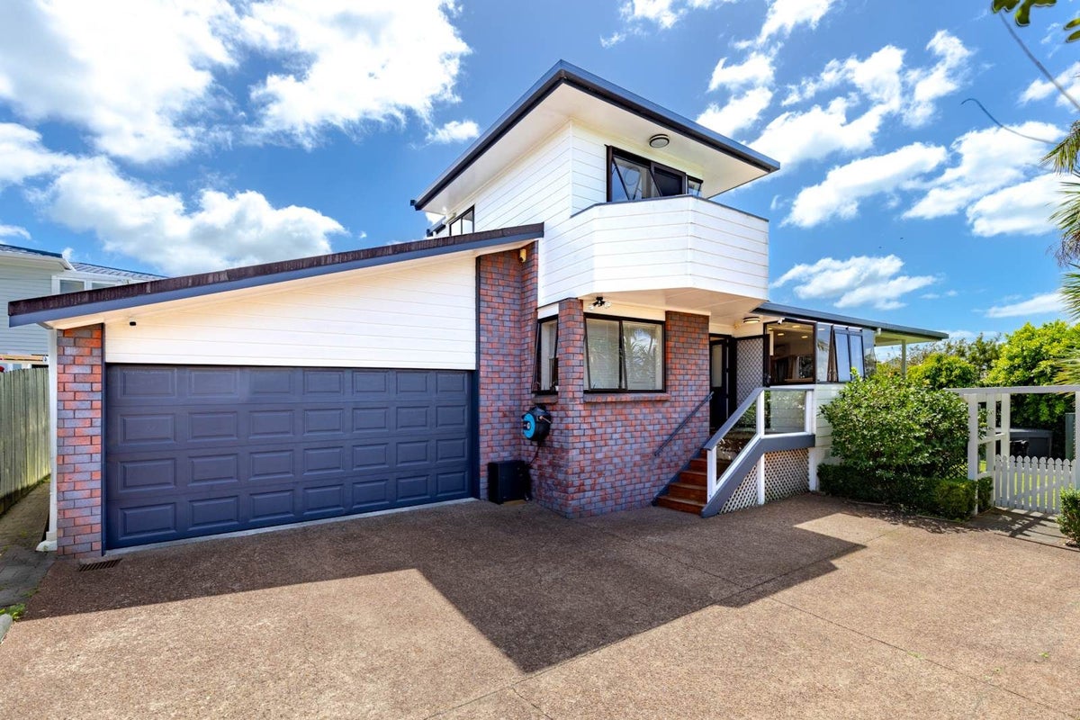 32A Jaemont Avenue, Te Atatu South, Auckland - Carousel 1