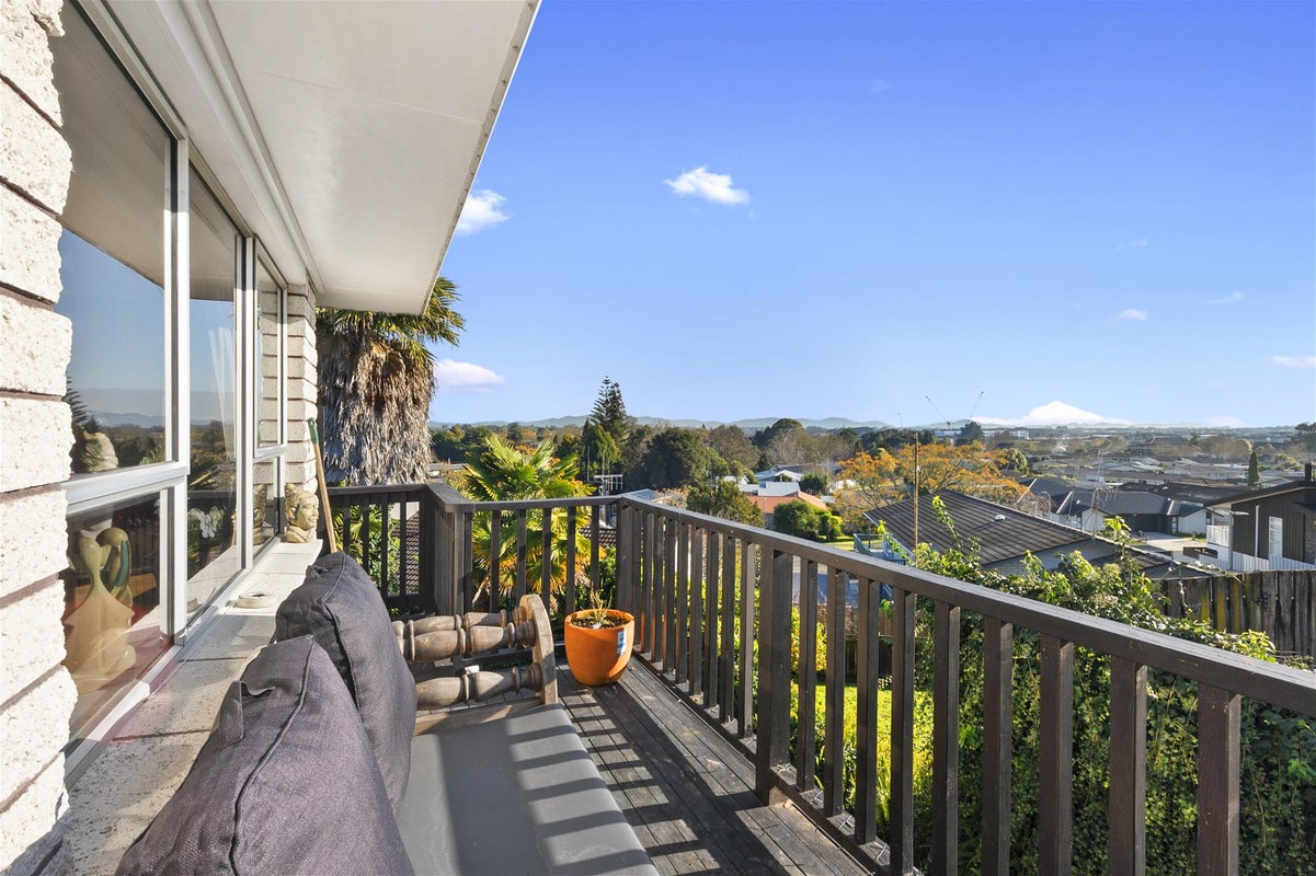 16B Pohutukawa Drive, Pukete, Hamilton - Carousel 1