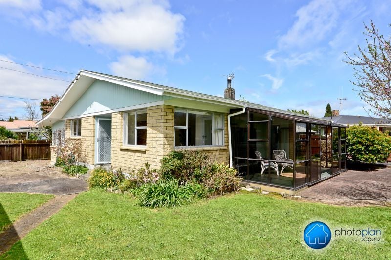 85 Lewis Street, Glenview, Hamilton - Carousel 1