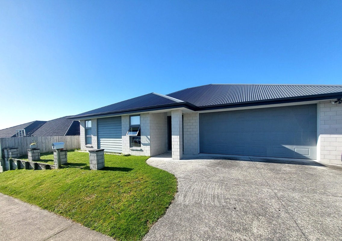 24 Fairfax Crescent, Pyes Pa, Tauranga - Carousel 1