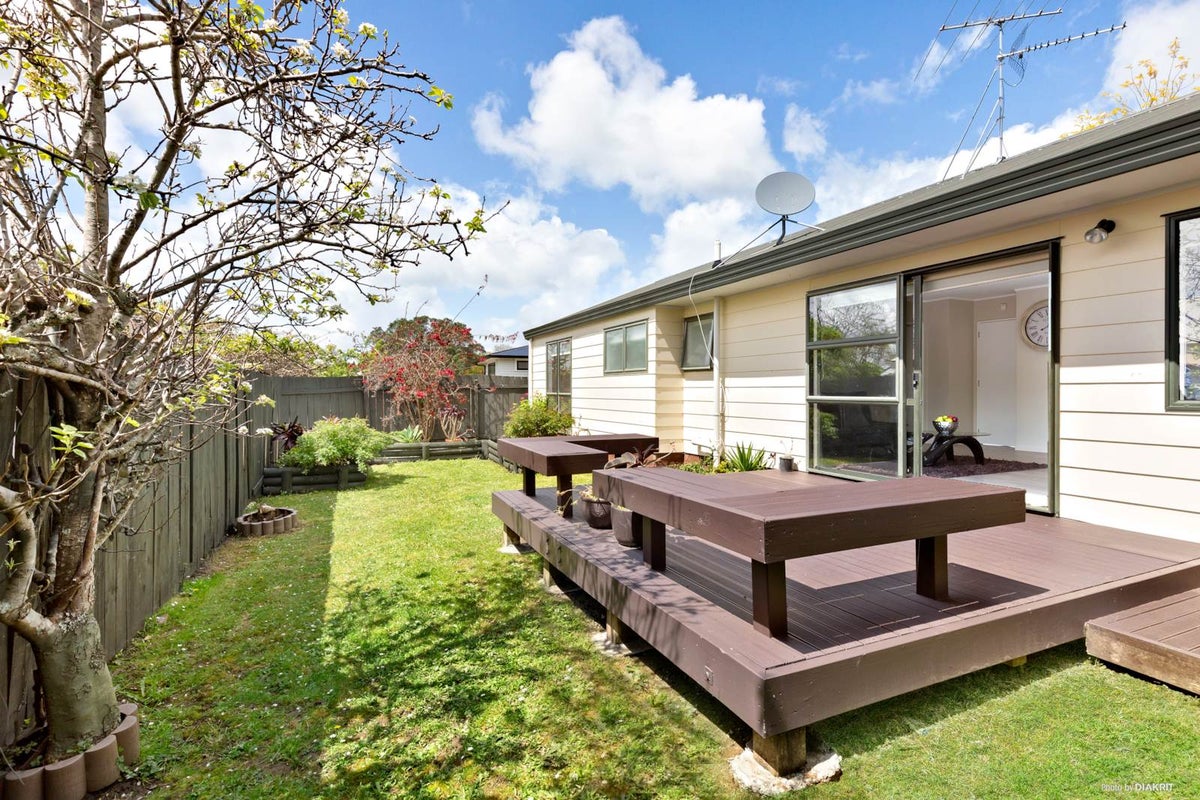 2/3 Margan Avenue, New Lynn, Auckland - Carousel 1