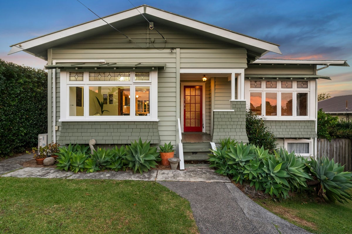 37 Fowlds Avenue, Sandringham, Auckland - Carousel 1
