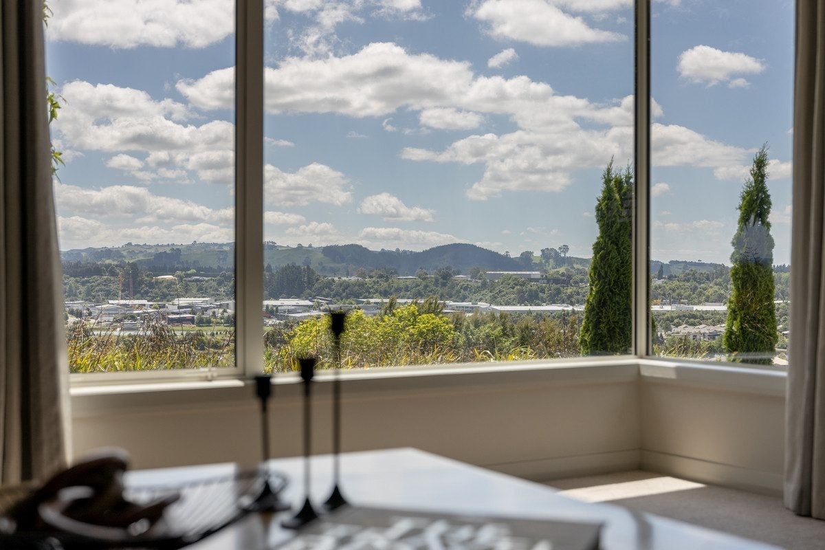 30 Broadwater Close, Pyes Pa, Tauranga - Carousel 1