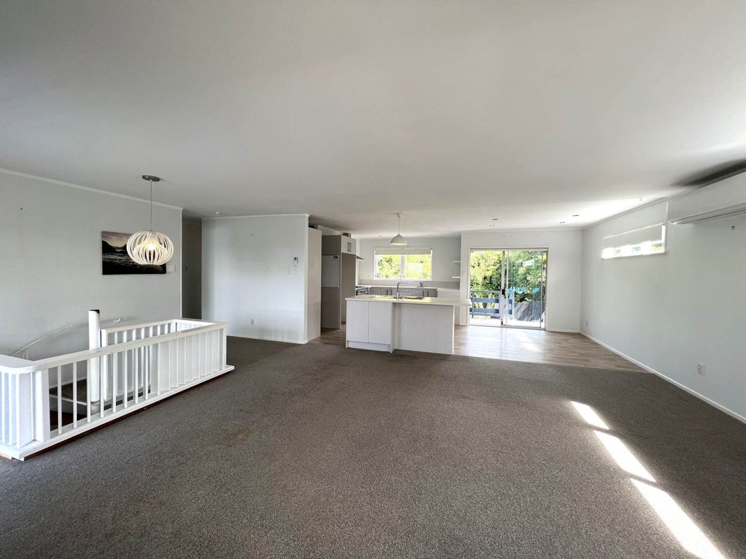 26 Manhattan Heights, Glendene, Auckland - Carousel 1