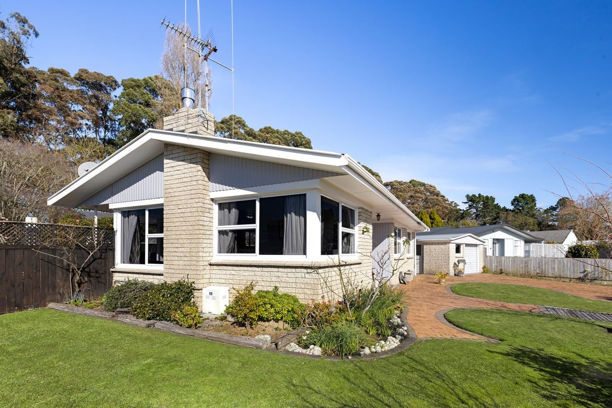 21 Fitzroy Avenue, Fitzroy, Hamilton - Carousel 2