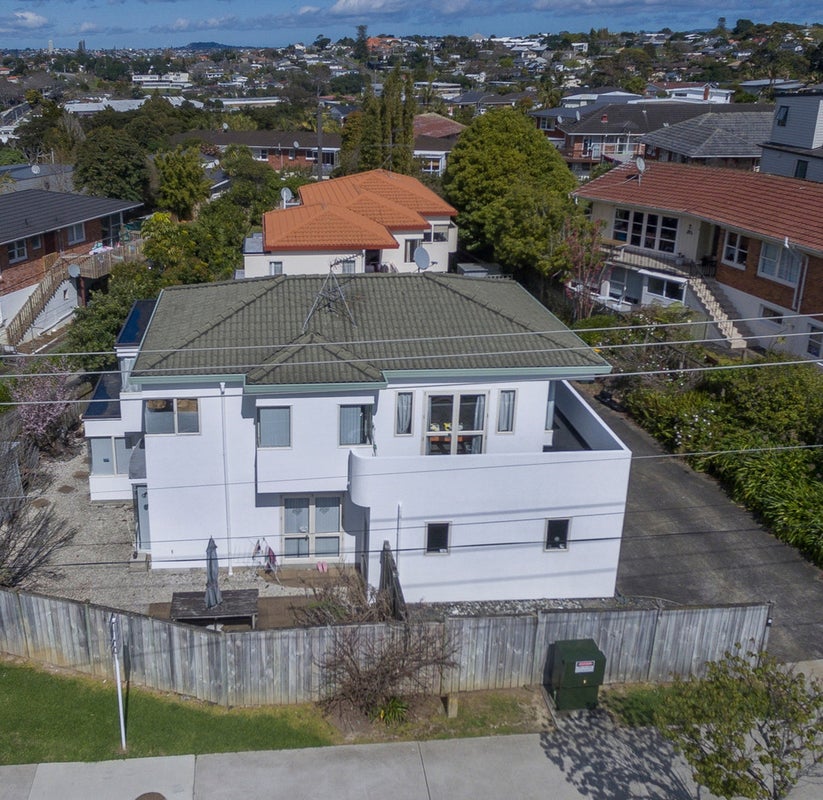 1/2 Raleigh Road, Northcote, Auckland - Carousel 1