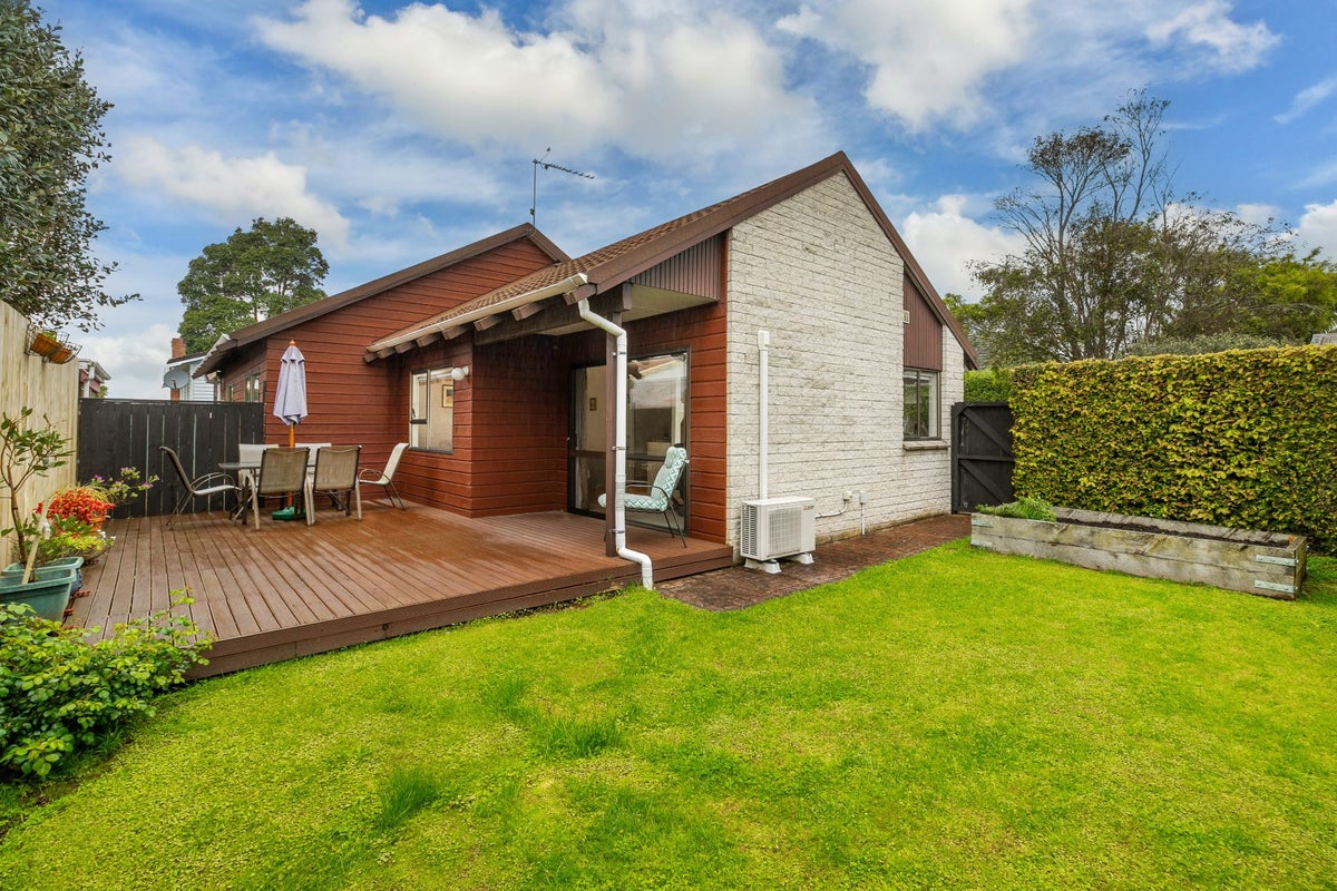 2/255 Meola Road, Point Chevalier, Auckland - Carousel 1