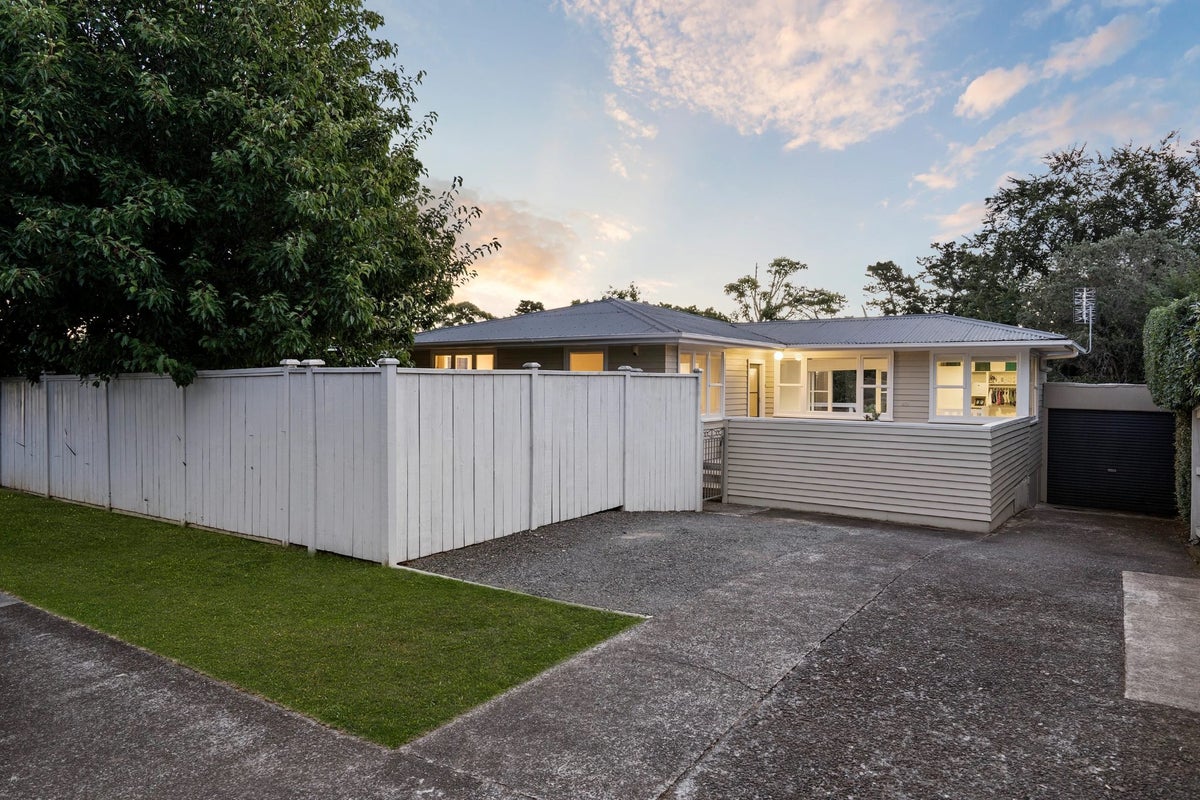 40 Paragon Avenue, Beach Haven, Auckland - Carousel 1