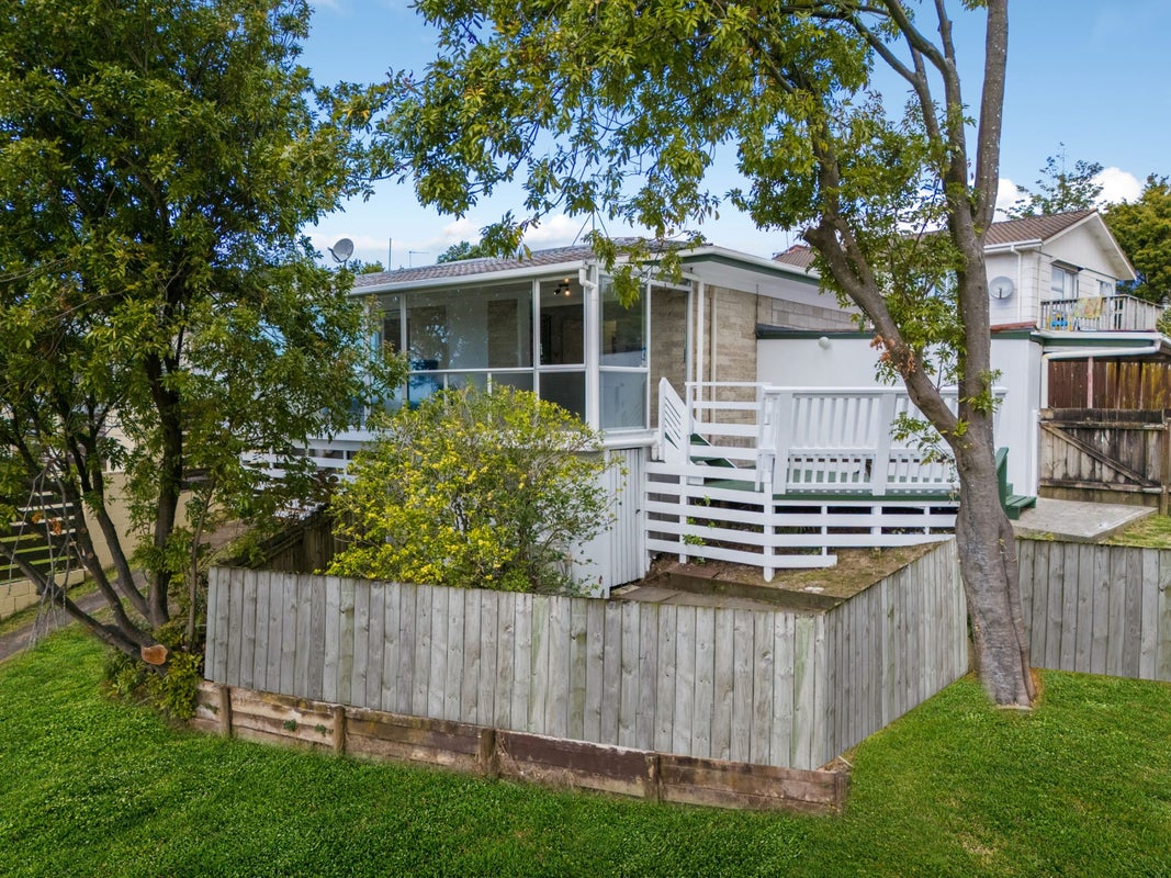 1/1 Flagstaff Place, Massey, Auckland - Carousel 1