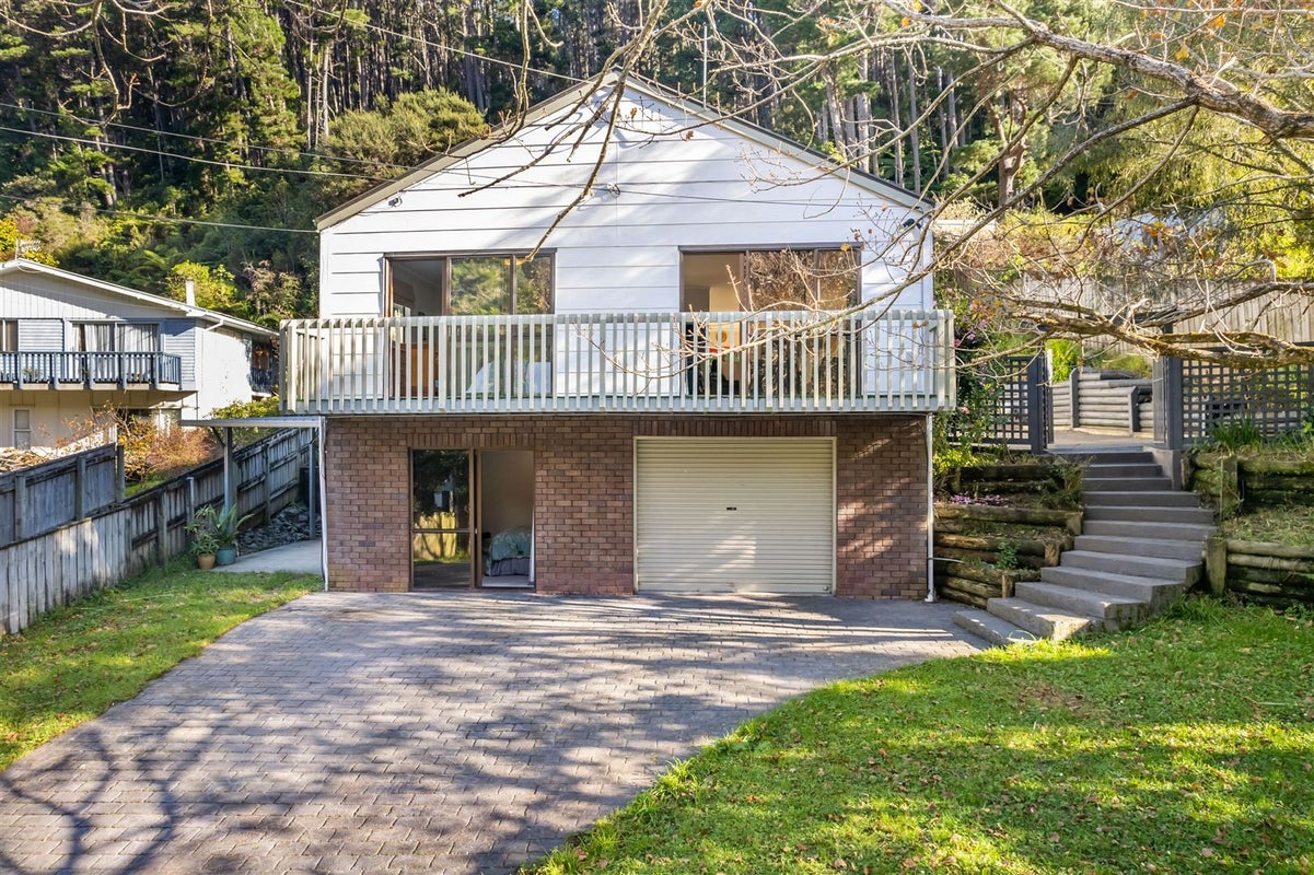 32 Elmslie Road, Pinehaven, Upper Hutt - Carousel 1