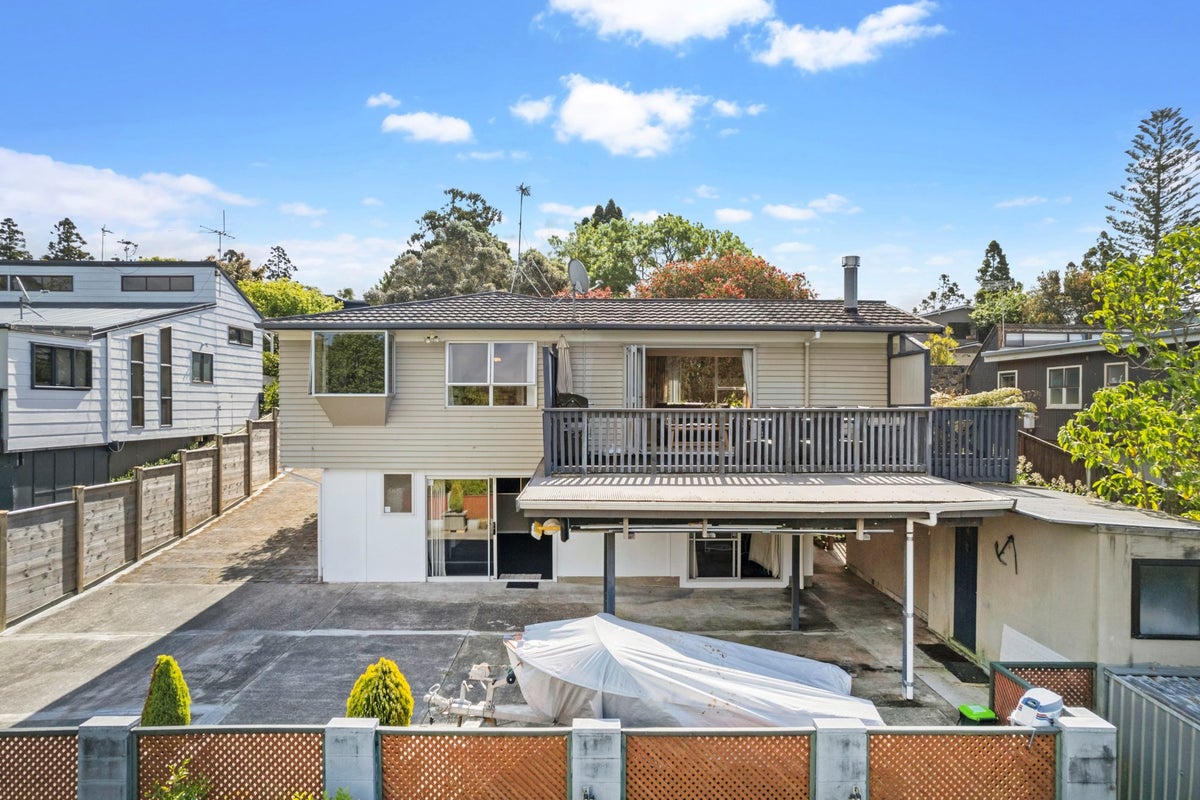 61 Daffodil Street, Titirangi, Auckland - Carousel 1