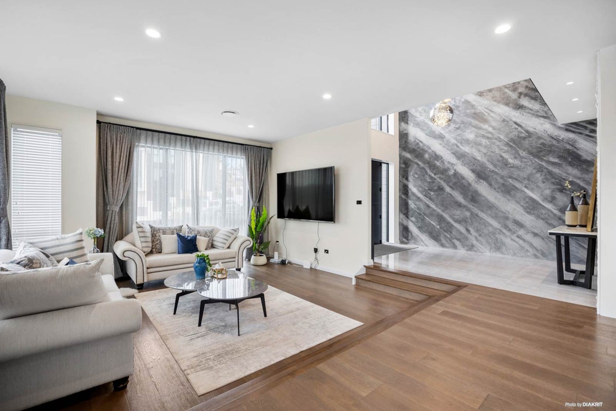 4 Hooten Place, Oteha, Auckland - Carousel 2