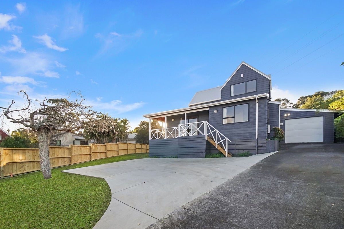 19 Atlantis Place, Totara Vale, Auckland - Carousel 1